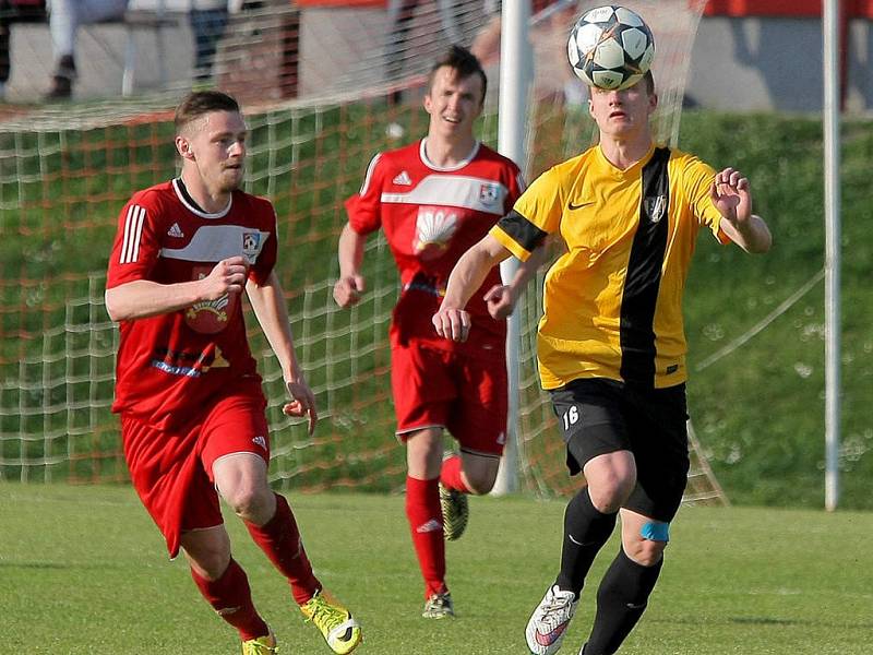 Rozjeté Velké Meziříčí B (v červeném) doma rozdávalo body. Chotěboř si odvezla vysokou výhru 3:0.