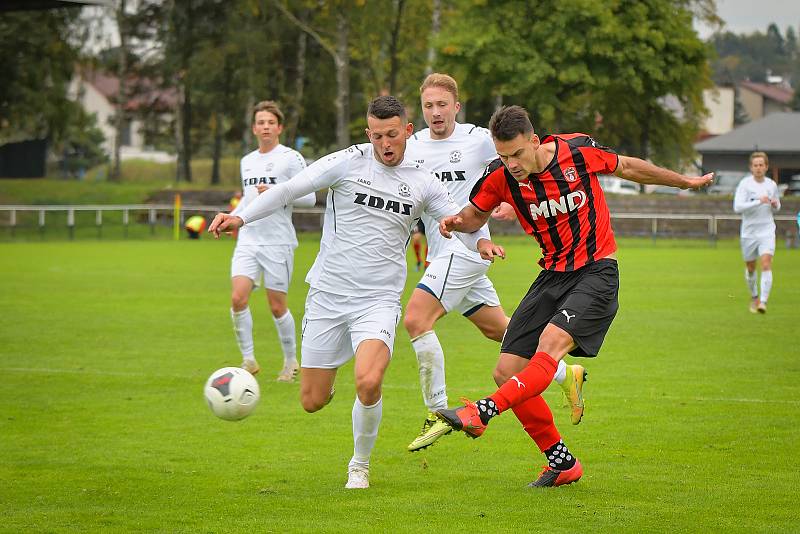 Tenisového kanára doma v neděli schytali fotbalisté Žďáru nad Sázavou (v bílém), když podlehli Hodonínu (v pruhovaném) vysoko 0:6.