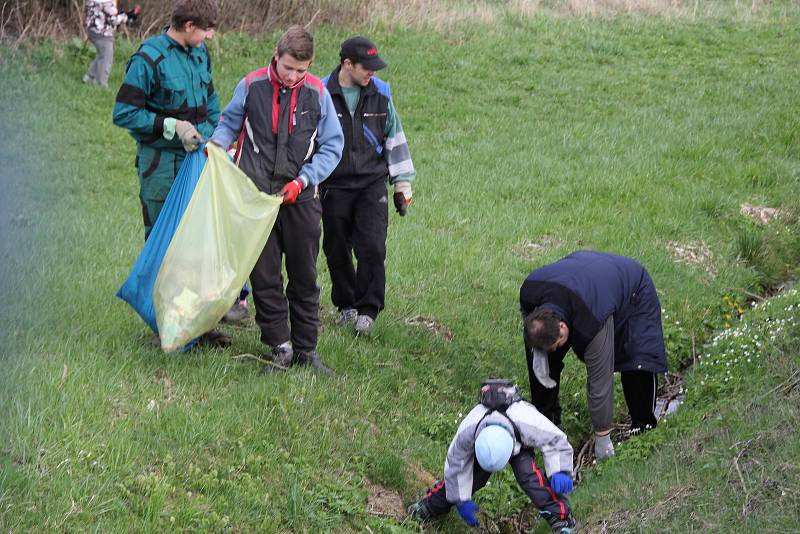 Uklízení odpadků při akci Čistá Vysočina.