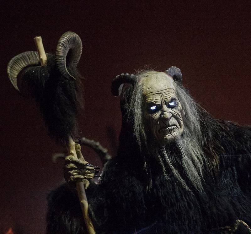 Pochod čertů Krampusáků ve Žďáře nad Sázavou.