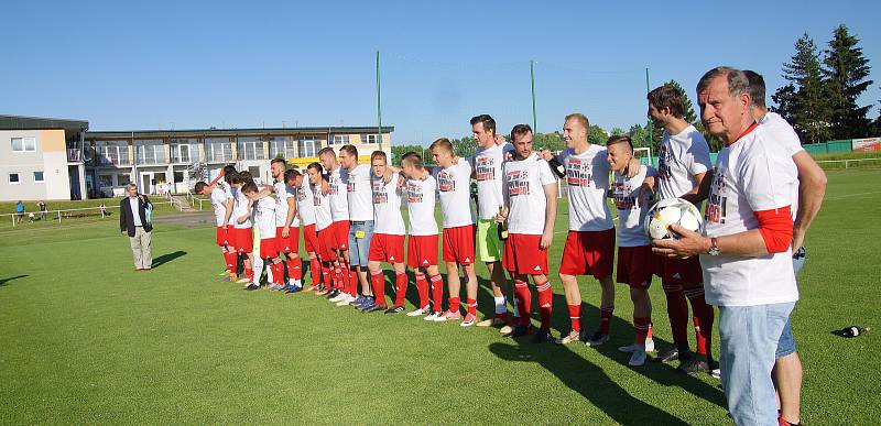 Po dvou letech v krajském přeboru se fotbalisté Bystřice (v červeném) mohou opět chlubit přídomkem divizní.