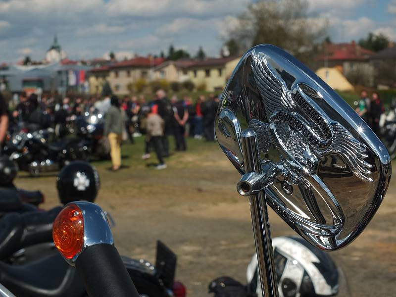 Rychlobruslařský ovál u žďárského zimního stadionu zaplnily stovky strojů. Motorkáři pak odtud vyrazili na vyjížďku, aby symbolicky otevřeli silnice.