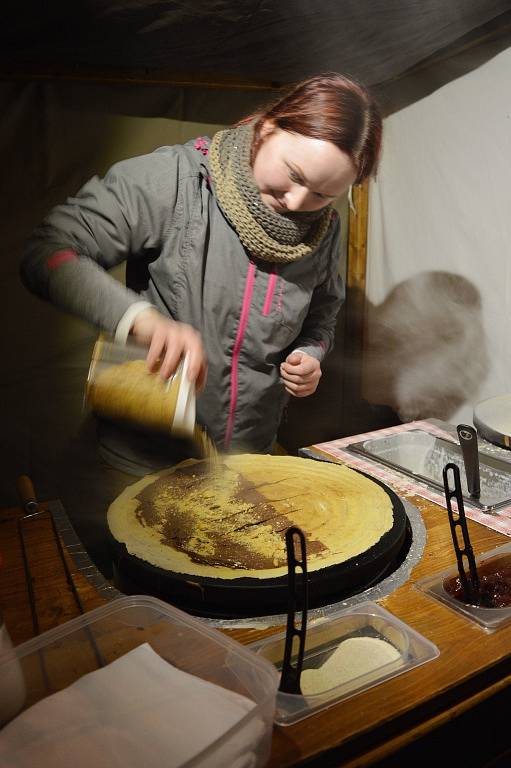 Před kostelem svatého Ondřeje ve Vojnově Městci na Žďársku zpívalo koledy na sto padesát dětí a dospělých. 