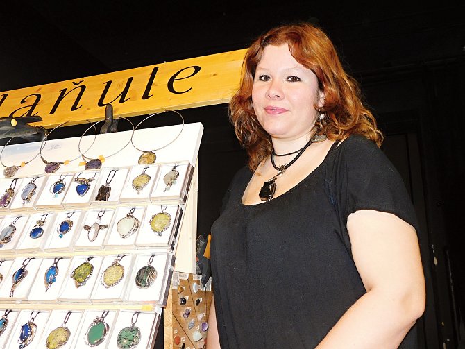 Jana Doskočilová, která vyrábí zejména letované šperky s polodrahokamy, do Nového Města na Moravě přijela z Nového Města nad Metují.