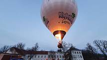 Piloti horkovzdušného balónu Petr Kubíček a Tomáš Hora se společně vydali na cestu dlouhou 503 kilometrů. Startovali v Radešíně na Žďársku a mířili do Rakouska.