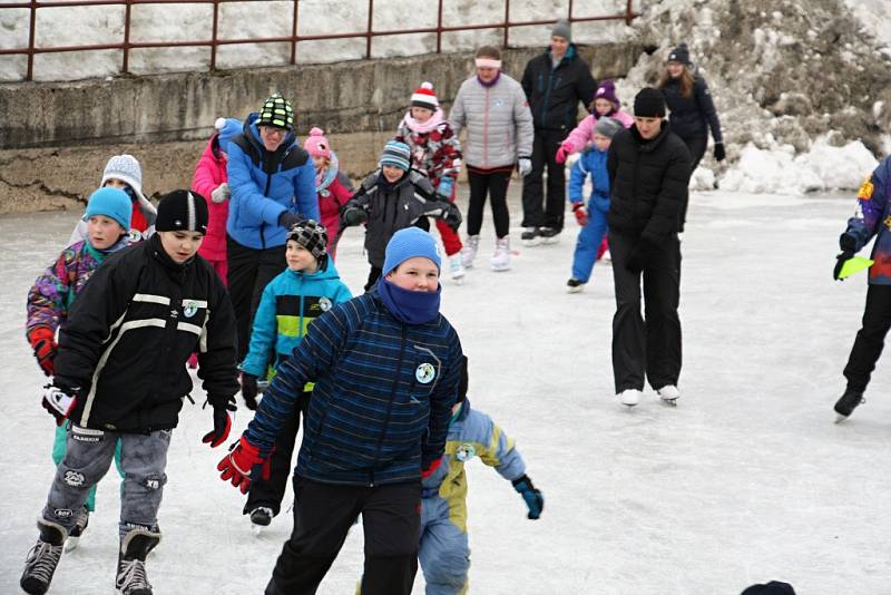 Ledová plocha rokytenského rybníka posloužila členům místního sboru dobrovolných hasičů k uspořádání soutěží pro děti. Ty si tak mohly vyzkoušet rychlobruslení, krasobruslení i práci hokejového útočníka. 