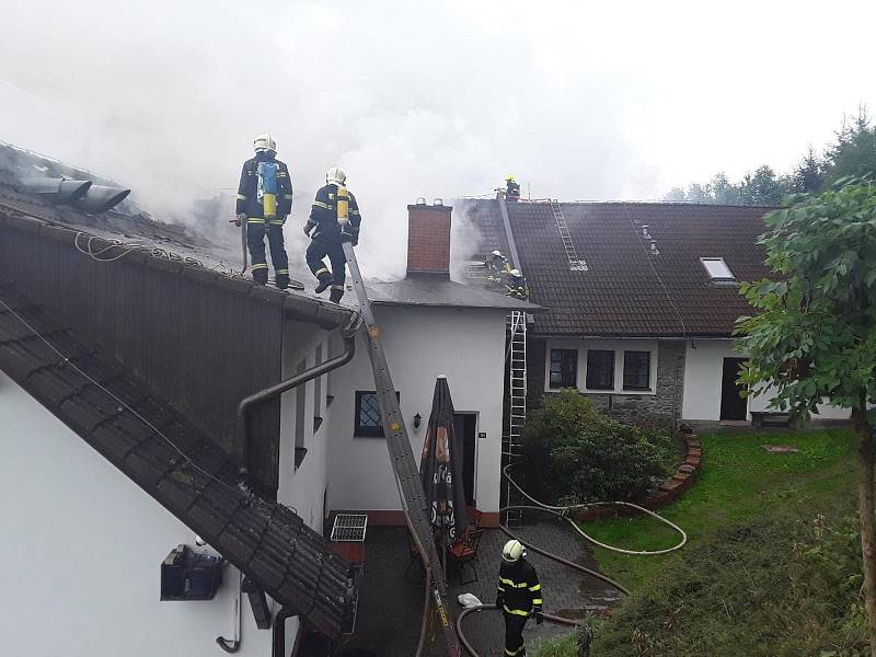 Patnáct jednotek profesionálních a dobrovolných hasičů  vyjelo v sobotu do Daňkovic na Žďársku k ohlášenému požáru penzionu.