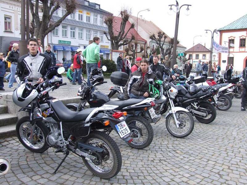 Náměstí Republiky ve Žďáře nad Sázavou v sobotu zaplnily stovky motorkářů. 