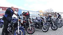 Náměstí Republiky ve Žďáře nad Sázavou v sobotu zaplnily stovky motorkářů. 