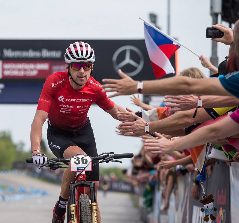 Ondřej Cink po dojezdu do cíle v závodu SP v cross country horských kol v Novém Městě na Moravě v kategorii mužů Elite.