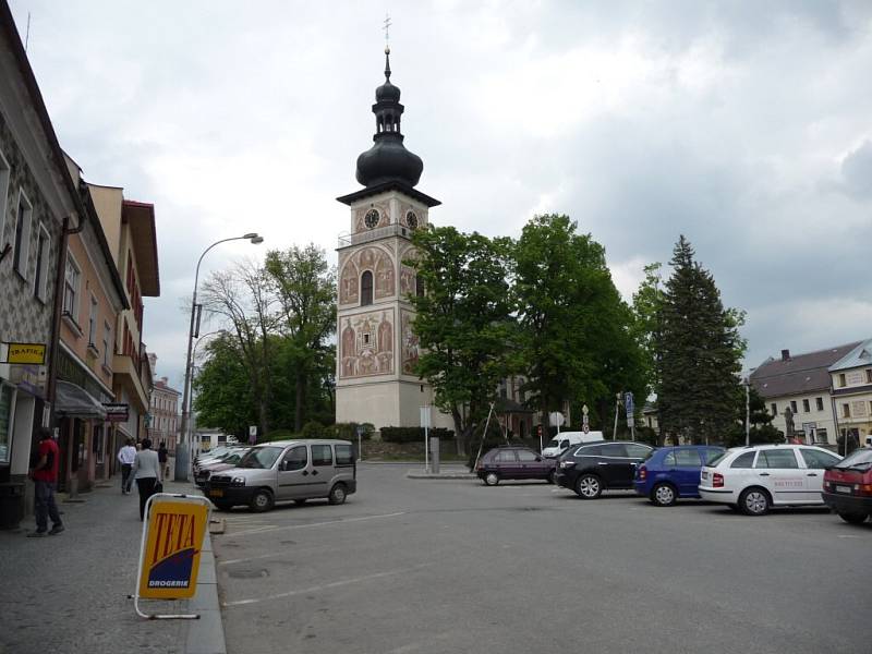 Pohled od radnice na park v centru Nového Města.