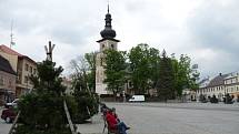 Pohled od radnice na park v centru Nového Města.