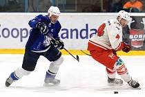 Hokejisté Žďáru nad Sázavou (v bílém) doma zdolali v úvodním utkání čtvrtfinálové série play-off II. ligy Kolín (v modrém) 6:2.