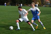 Hráči rezervy FC Žďas (v bílém stoper Petr Machatka) doma podlehli v jarní generálce Ledči nad Sázavou 0:3.