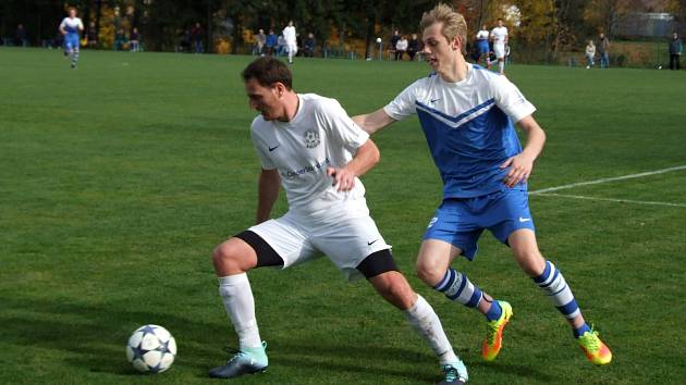 Hráči rezervy FC Žďas (v bílém stoper Petr Machatka) doma podlehli v jarní generálce Ledči nad Sázavou 0:3.