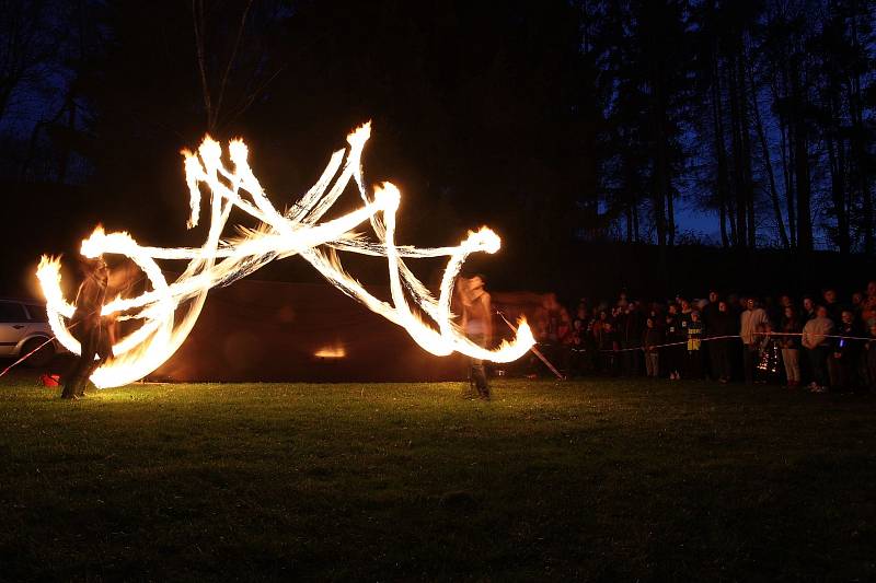 V Bystřici nad Pernštejnem to o filipojakubské noci žilo. Po setmění zářily do tmy kromě vatry také ohňostroje a ohňová show.