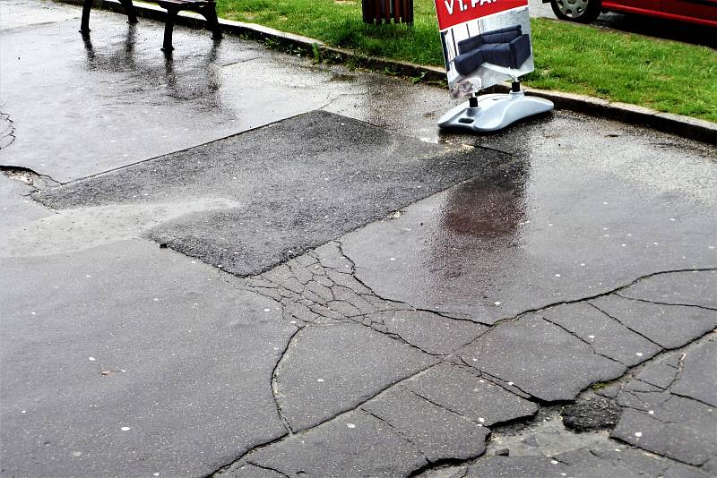 Chodníky na Žďárském náměstí jsou ve špatném stavu. Když prší, tvoří se na nich veliké kaluže.