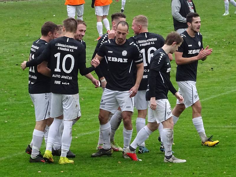 V posledním podzimním kole letošního ročníku moravskoslezské divize D doma fotbalisté Bystřice (v bílých dresech) podlehli Žďáru (v černých dresech) 2:3.