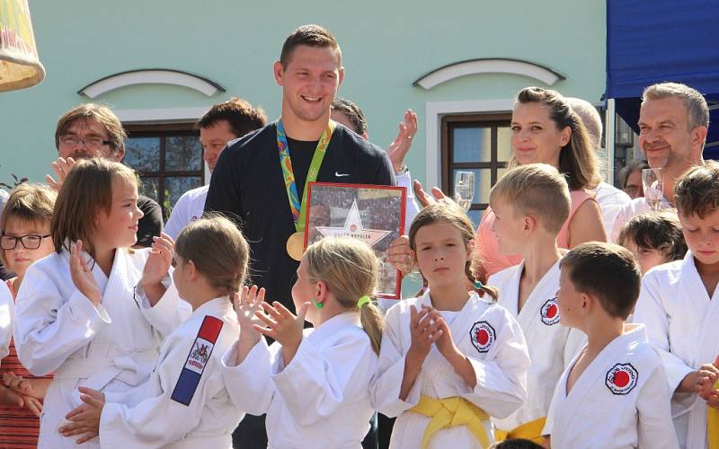 O další hvězdu se rozrostl Bítešský chodník slávy před restaurací U Raušů. Svoji „dlaždici" získal olympijský vítěz v judu z Ria de Janeira Lukáš Krpálek.