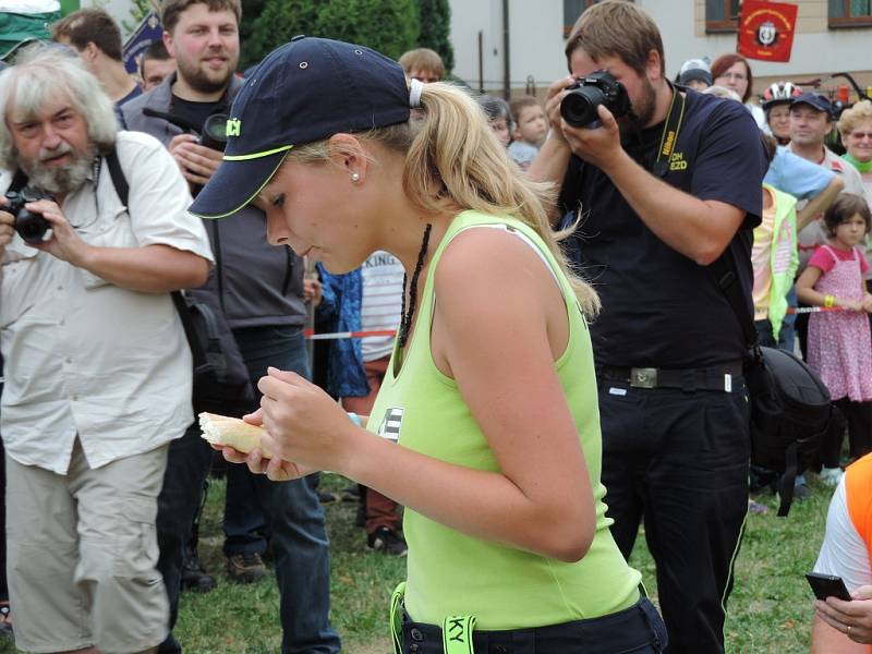 Při štafetě museli hasiči smotat hadici, přerovnat lahve od piva, vypít jedno pivo na ex, druhé metrovým brčkem a potom sníst rohlík a zapít ho mlékem.