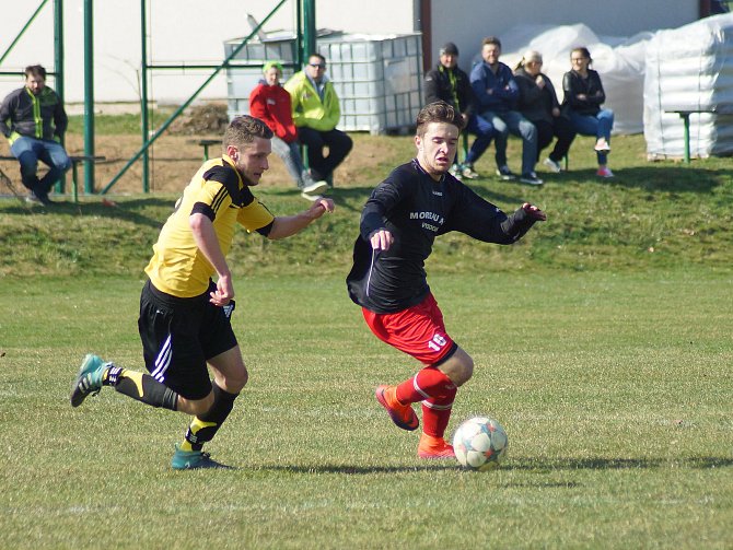 V nedělním derby 16. kola východní skupiny I. A třídy mezi fotbalisty Moravce (ve žlutých dresech) a juniorky Vrchoviny (v červeno-modrém) viděli diváci čtyři branky.