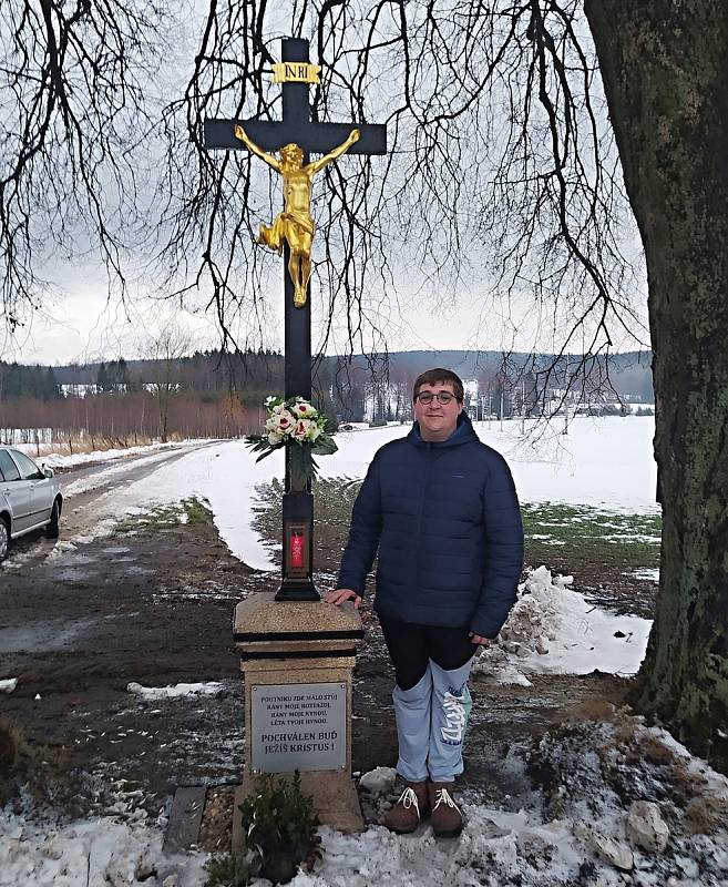 František Gregor se pustil do opravy drobné sakrální památky. František Gregor s obnoveným křížem.