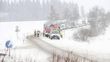 Nejvážnější dopravní nehoda se stala v pondělí ve 12:28 hodin na silnici u obce Škrdlovice na Žďársku. Jednalo se o čelní střet dvou vozidel.