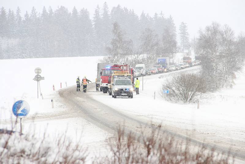 Nejvážnější dopravní nehoda se stala v pondělí ve 12:28 hodin na silnici u obce Škrdlovice na Žďársku. Jednalo se o čelní střet dvou vozidel.