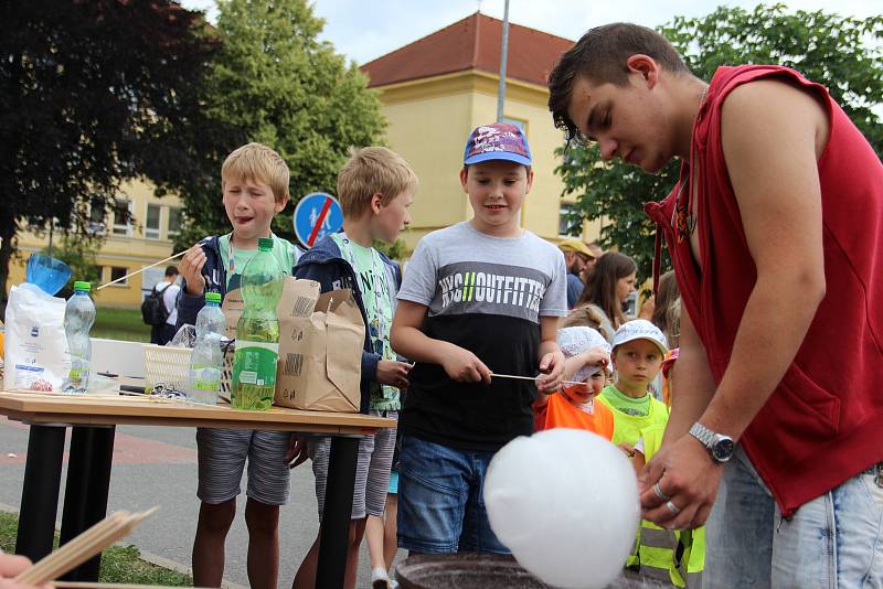 Před žďárskou poliklinikou byla k vidění řada zajímavých exponátů. Pomocí solární paraboly se dělal popcorn, světelná energie byla využita i při výrobě cukrové vaty. Zájemci mohli vyzkoušet také pokusy s magnety nebo si prohlédnout roadster Kaipan.