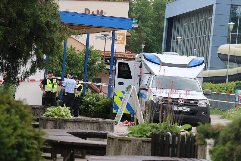 V úterý ráno obsadili a neprodyšně uzavřeli centrum Žďáru nad Sázavou policisté.