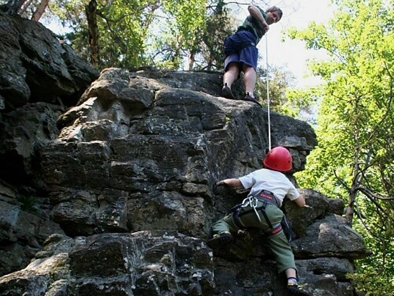 Rozštípená skála je turisticky přístupná a oblíbená, hojně ji využívají horolezci. Na vrchol „Rozštípenky“ u Hamrů nad Sázavou  vede několik lezeckých cest.  