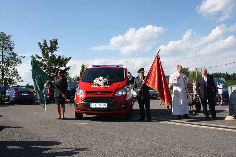 Sbor dobrovolných hasičů Tři Studně na Novoměstsku má nový dopravní automobil. Vozidlo, kterému ve středu 5. července žehnal fryšavský farář Jiří Janoušek, hasiči postrádali dlouhých osmnáct let. Jedná se o devítimístné vozidlo. Uvnitř jsou hasicí přístro