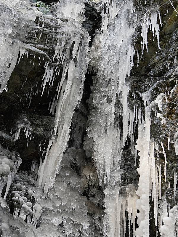 Ledopád je ukryt zrakům lidí u toku řeky Sázavy poblíž Brdíčkova mlýna.