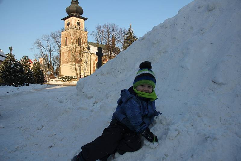 V minulých letech si dětii v centru Nového Městěana Moravě užívaly klouzání na hromadě sněhu.