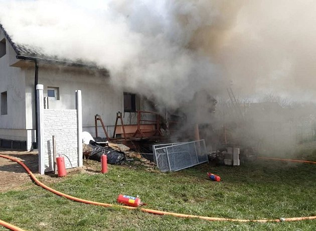 Požár v Rudolci: hořela rodinná dílna, škoda je za tři a půl milionu