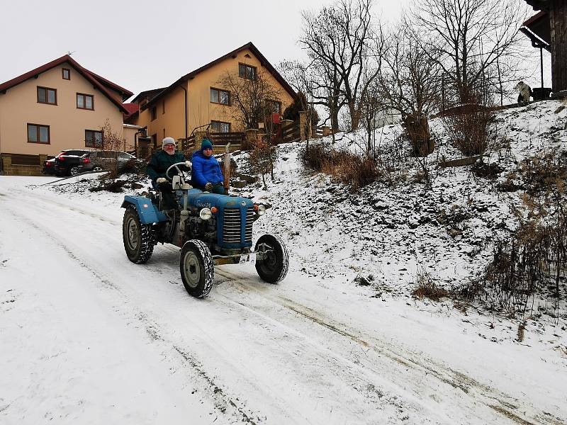 Sněhu a mrazu navzdory. Desítky nadšenců vyjely s traktory na spanilou jízdu Světnovem.