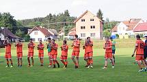 Fotbalisté Radešínské Svratky (v oranžových dresech) si vybojovali postup do krajské I. A třídy.
