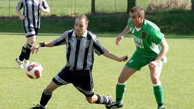  Fotbalisté Rapotic (ve světlém) dokázali v jarní části I. A třídy skupiny B naplno zabodovat i na soupeřově hřišti. Tentokrát to odnesl druhý nováček soutěže tým Budišova–Náramče, který podlehl Rapoticím těsným rozdílem 1:2. Příští kolo je čeká Herálec.