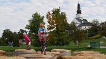 Balíky slámy ve žďárském parku na Farských humnech jsou cílem malých i starších dětí...