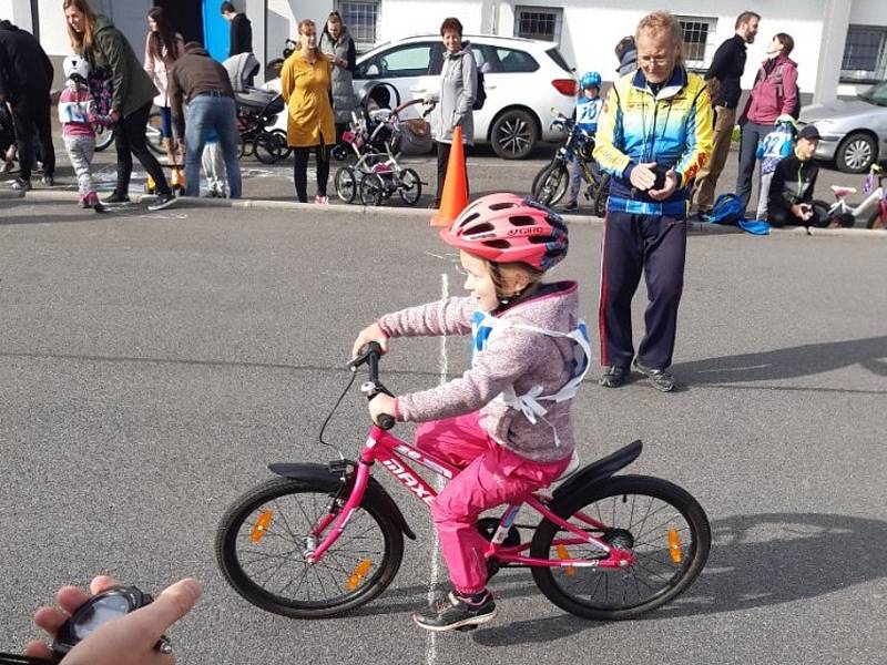 Děti na kolech i odrážedlech udělaly tečku za letošní cyklistickou sezonou.