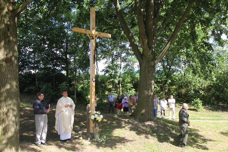 U Habří byl obnoven a požehnán dřevěný kříž.