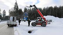 Zásobník sněhu byl naplněn v březnu. Sníh tam přečkal jaro, léto i podzim. Teď už se jen čeká na příznivé počasí, aby mohl být odvezen na tratě.