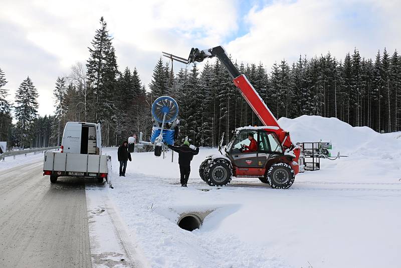 Zásobník sněhu byl naplněn v březnu. Sníh tam přečkal jaro, léto i podzim. Teď už se jen čeká na příznivé počasí, aby mohl být odvezen na tratě.