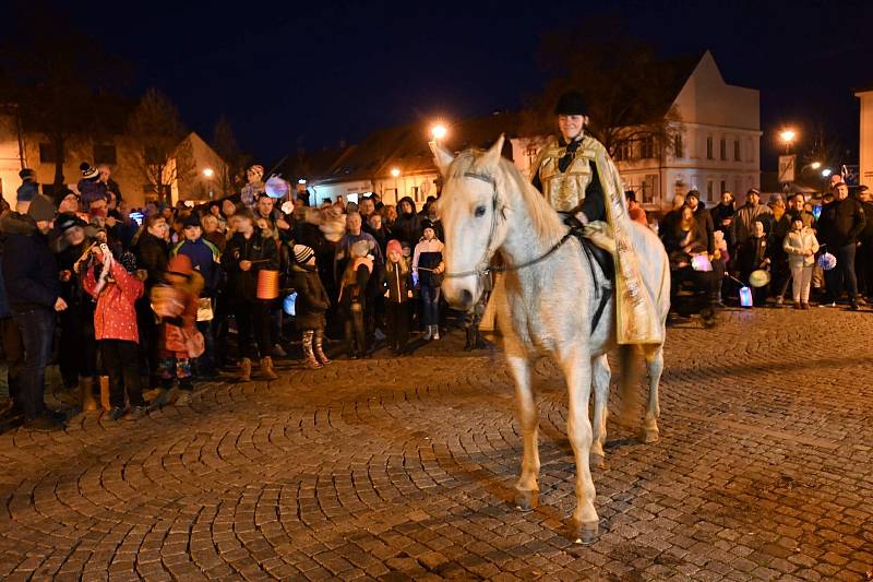 Velkou Bíteš navštívil svatý Martin na bílém koni. Sníh nepřinesl, ale rozzářil dětské oči.