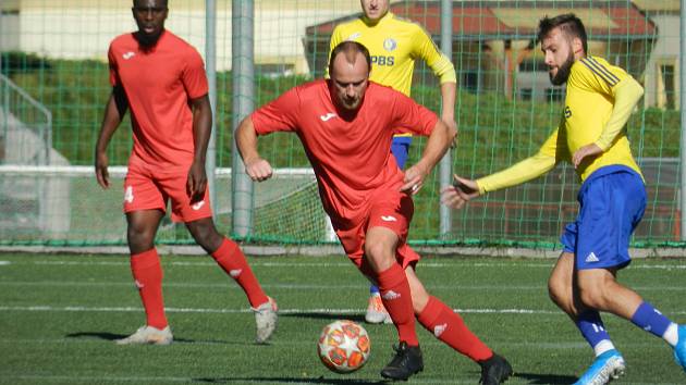 Ve středečním dohrávaném utkání 4. kola moravskoslezské divize zvítězili fotbalisté Velké Bíteše (ve žlutých dresech) na půdě Staré Říše (v červeném) 4:3.
