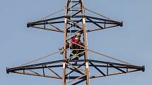 Hasiči společně s energetiky nacvičovali záchranu pracovníka po zásahu elektrickým proudem ze stožáru velmi vysokého vedení.