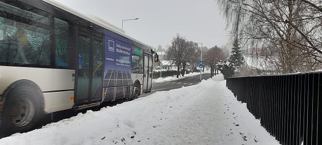 Most na Strojírenské ve Žďáře je opravený. Problém s kalužemi však zůstal