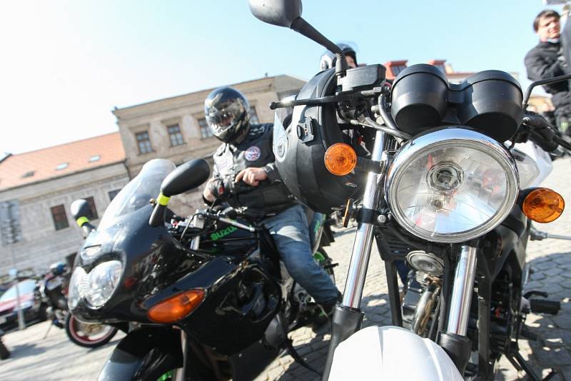 Jako první na Vysočině zahájili v sobotu letošní sezonu motorkáři ve Velkém Meziříčí. Na tamním náměstí se jich sešlo několik set, ke zdařilé akci přispělo slunečné počasí.