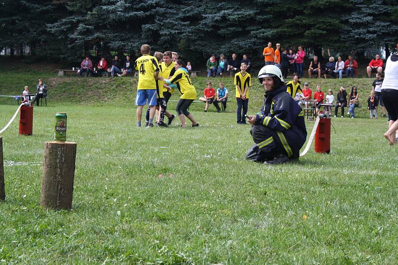 Díky Hrám bez hranic s podtitulem „Je mi jedno za kolik, hlavně, že dřu!“ otestovalo ve Sněžném na Novoměstsku dvanáct osmičlenných družstev.