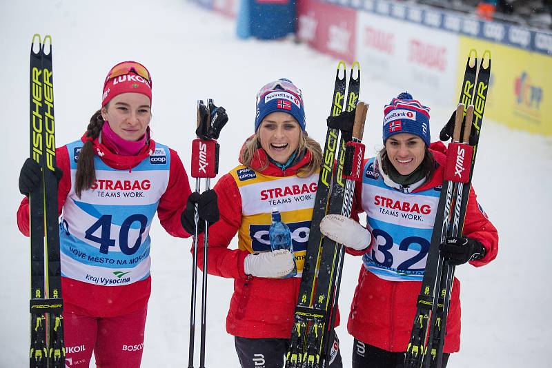 Zleva druhá Natalja Něprjajevová z Ruska, první Therese Johaugová z Norska a třetí Heidi Wengová také z Norska v závodu žen na 10 km volně v rámci Světového poháru v běhu na lyžích.